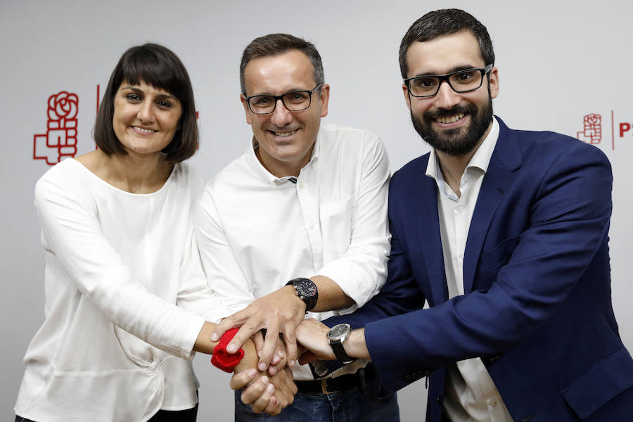 La espadas de la lucha por el liderazgo del PSOE murciano quedaron anoche en alto. Las primarias celebradas ayer solo sirvieron para descartar a uno de los tres aspirantes, el pedáneo de El Raal, Francisco Lucas, y demostrar la máxima igualdad existente entre el alcalde de Alhama, Diego Conesa, y la diputada nacional María González Veracruz, que, al no superar ninguno el 50% de los votos, se verán de nuevo las caras en las urnas el próximo sábado.