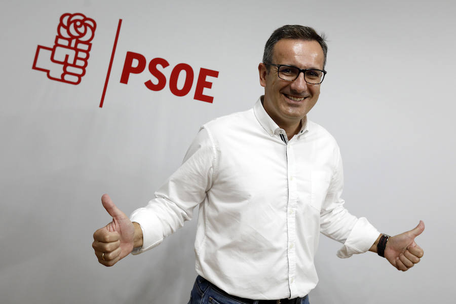 La espadas de la lucha por el liderazgo del PSOE murciano quedaron anoche en alto. Las primarias celebradas ayer solo sirvieron para descartar a uno de los tres aspirantes, el pedáneo de El Raal, Francisco Lucas, y demostrar la máxima igualdad existente entre el alcalde de Alhama, Diego Conesa, y la diputada nacional María González Veracruz, que, al no superar ninguno el 50% de los votos, se verán de nuevo las caras en las urnas el próximo sábado.