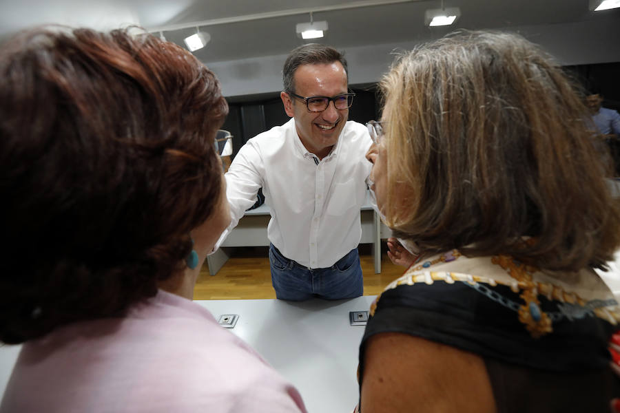 La espadas de la lucha por el liderazgo del PSOE murciano quedaron anoche en alto. Las primarias celebradas ayer solo sirvieron para descartar a uno de los tres aspirantes, el pedáneo de El Raal, Francisco Lucas, y demostrar la máxima igualdad existente entre el alcalde de Alhama, Diego Conesa, y la diputada nacional María González Veracruz, que, al no superar ninguno el 50% de los votos, se verán de nuevo las caras en las urnas el próximo sábado.