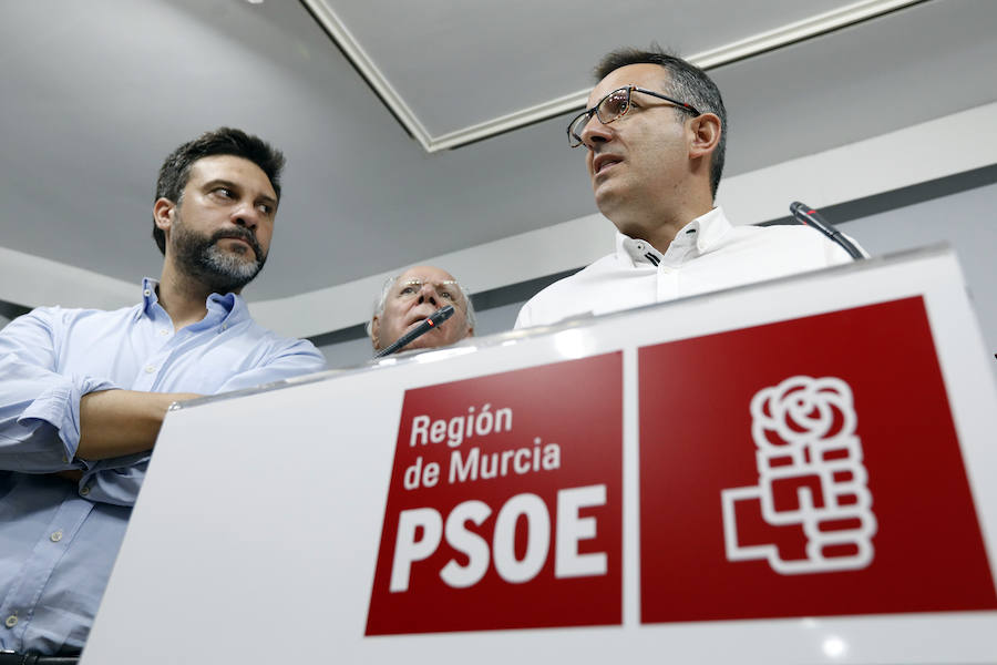 La espadas de la lucha por el liderazgo del PSOE murciano quedaron anoche en alto. Las primarias celebradas ayer solo sirvieron para descartar a uno de los tres aspirantes, el pedáneo de El Raal, Francisco Lucas, y demostrar la máxima igualdad existente entre el alcalde de Alhama, Diego Conesa, y la diputada nacional María González Veracruz, que, al no superar ninguno el 50% de los votos, se verán de nuevo las caras en las urnas el próximo sábado.