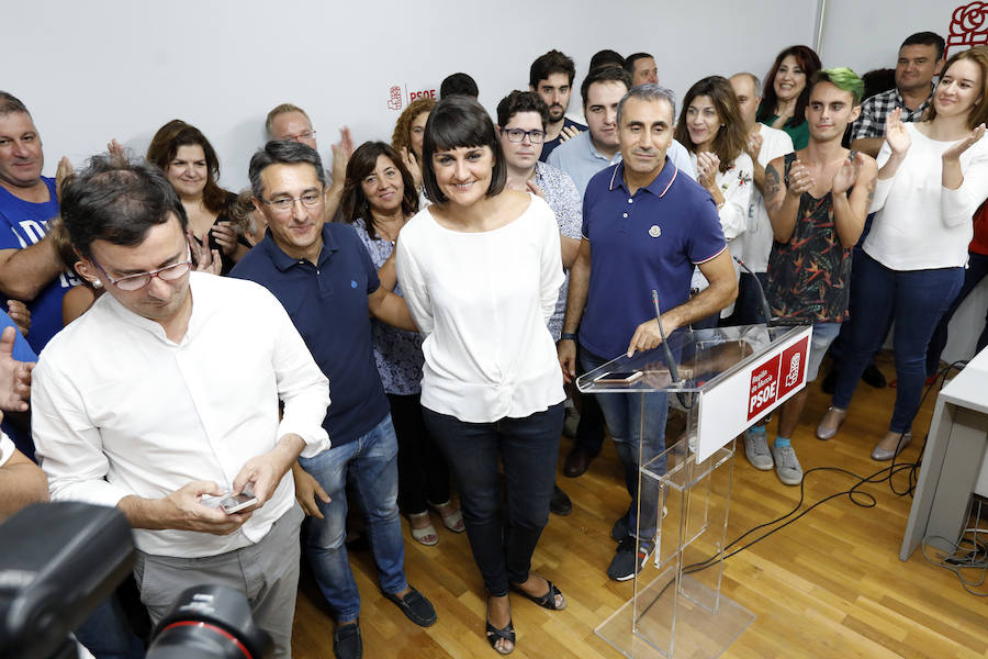 La espadas de la lucha por el liderazgo del PSOE murciano quedaron anoche en alto. Las primarias celebradas ayer solo sirvieron para descartar a uno de los tres aspirantes, el pedáneo de El Raal, Francisco Lucas, y demostrar la máxima igualdad existente entre el alcalde de Alhama, Diego Conesa, y la diputada nacional María González Veracruz, que, al no superar ninguno el 50% de los votos, se verán de nuevo las caras en las urnas el próximo sábado.