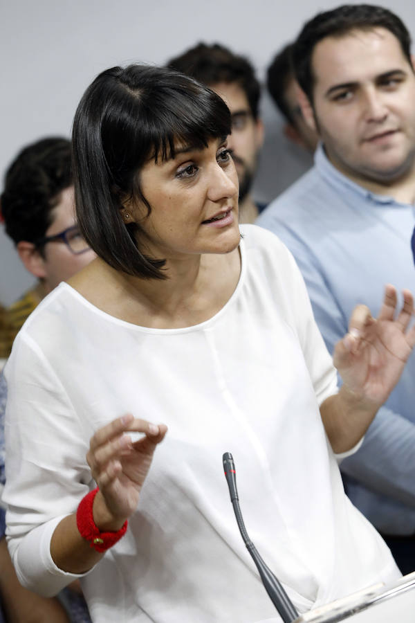 La espadas de la lucha por el liderazgo del PSOE murciano quedaron anoche en alto. Las primarias celebradas ayer solo sirvieron para descartar a uno de los tres aspirantes, el pedáneo de El Raal, Francisco Lucas, y demostrar la máxima igualdad existente entre el alcalde de Alhama, Diego Conesa, y la diputada nacional María González Veracruz, que, al no superar ninguno el 50% de los votos, se verán de nuevo las caras en las urnas el próximo sábado.