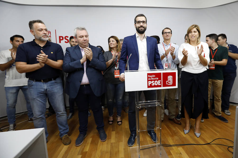 La espadas de la lucha por el liderazgo del PSOE murciano quedaron anoche en alto. Las primarias celebradas ayer solo sirvieron para descartar a uno de los tres aspirantes, el pedáneo de El Raal, Francisco Lucas, y demostrar la máxima igualdad existente entre el alcalde de Alhama, Diego Conesa, y la diputada nacional María González Veracruz, que, al no superar ninguno el 50% de los votos, se verán de nuevo las caras en las urnas el próximo sábado.