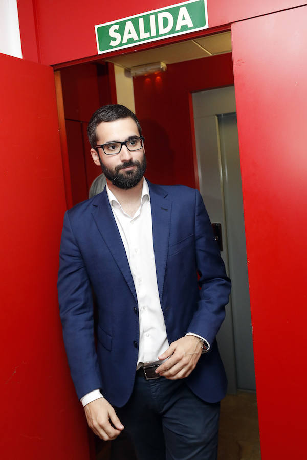 La espadas de la lucha por el liderazgo del PSOE murciano quedaron anoche en alto. Las primarias celebradas ayer solo sirvieron para descartar a uno de los tres aspirantes, el pedáneo de El Raal, Francisco Lucas, y demostrar la máxima igualdad existente entre el alcalde de Alhama, Diego Conesa, y la diputada nacional María González Veracruz, que, al no superar ninguno el 50% de los votos, se verán de nuevo las caras en las urnas el próximo sábado.