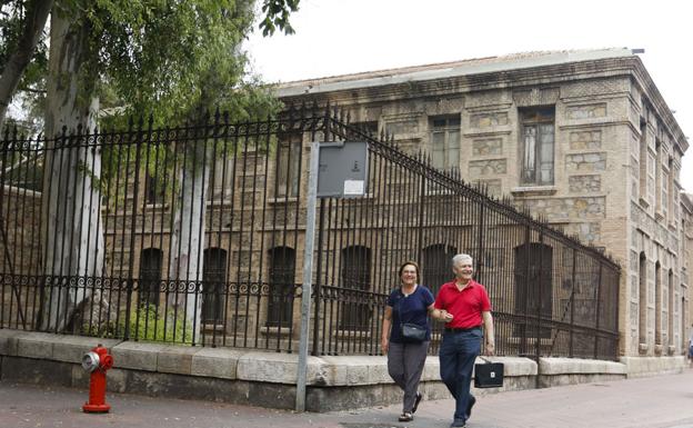 Una pareja camina frente a la Cárcel Vieja en una imagen de archivo. 
