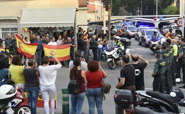 Salida del convoy de la Comandancia de la Guardia Civil de Murcia, a primera hora de esta mañana.