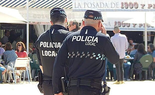 Dos agentes de la Policía local de Talavera.
