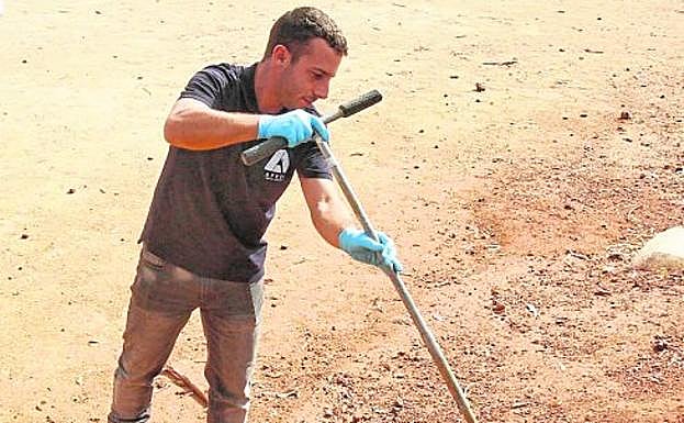 Un técnico, realizando mediciones en el colegio en agosto. 
