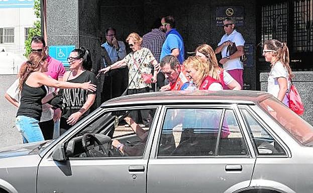 Familiares y amigos de Rosa María S.P., ayer en el Tanatorio Estavesa 