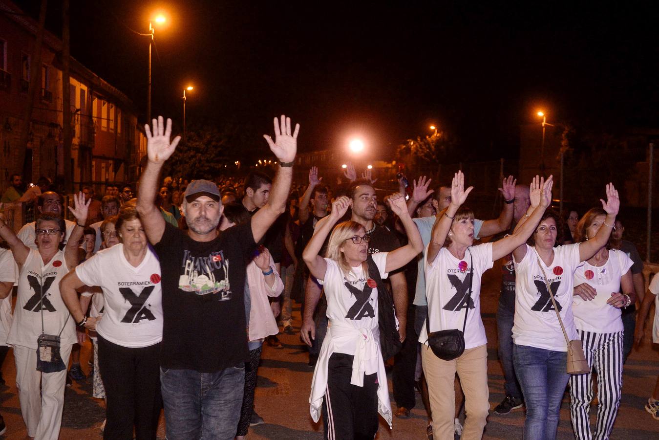 Cientos de manifestantes recorrieron este miércoles por la noche la carretera junto a las vías, vigilados por la Policía Nacional para evitar el corte del tráfico