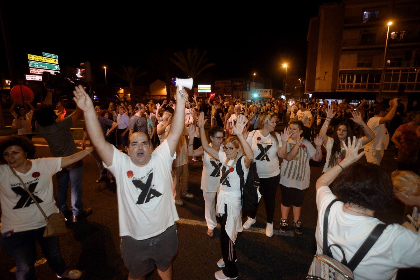 Cientos de manifestantes recorrieron este miércoles por la noche la carretera junto a las vías, vigilados por la Policía Nacional para evitar el corte del tráfico