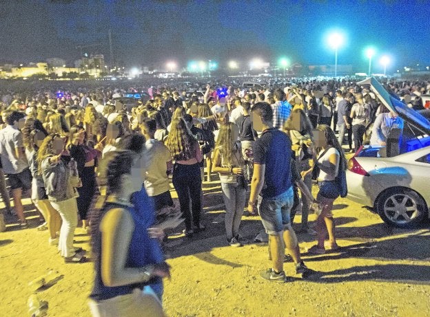 Grupos de jóvenes, de botelleo junto al campamento de Carthagineses y Romanos, el año pasado. 