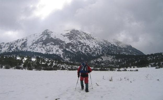 La nieve espera a cientos de montañeros este fin de semana en la cercana cumbre granadina.