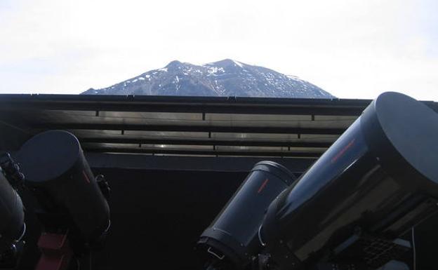 La Sierra de La Sagra, todavía con algún nevero, se asoma sobre uno de los módulos de observación astronómica.