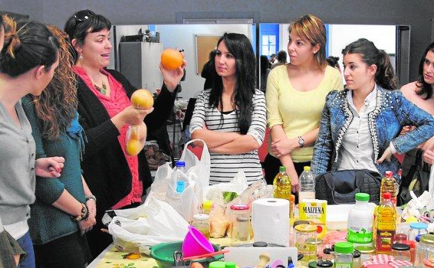 Participantes en el taller de cosmética natural. 