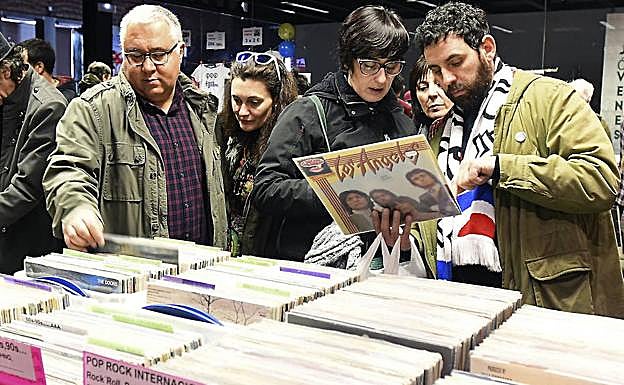 Visitantes buscan discos de vinilo en un mercadillo