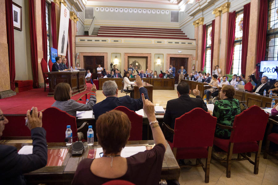 La oposición respaldó este jueves la moción de urgencia por la que el Ayuntamiento de Murcia pide que el AVE se quede en la estación de Beniel y se ejecute mientras tanto el soterramiento desde Senda de los Garres hasta El Carmen que incluya la estación. PSOE, Ciudadanos, Cambiemos, Ahora Murcia y el edil no adscrito Javier Trigueros reclamaron que el AVE no entre en superficie a Murcia y rechazan más actos de fe reclamando al Gobierno local, regional y estatal "hechos y menos palabras"