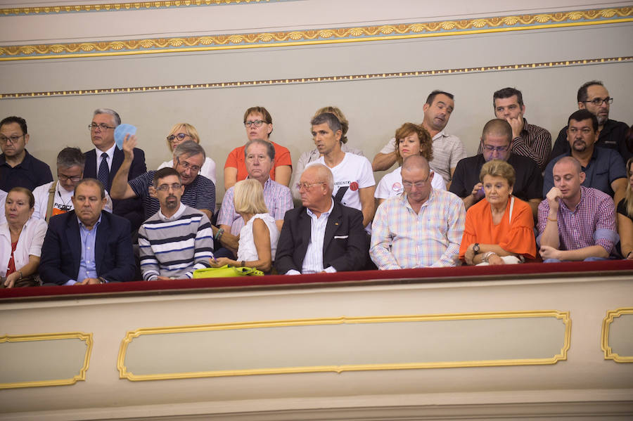 La oposición respaldó este jueves la moción de urgencia por la que el Ayuntamiento de Murcia pide que el AVE se quede en la estación de Beniel y se ejecute mientras tanto el soterramiento desde Senda de los Garres hasta El Carmen que incluya la estación. PSOE, Ciudadanos, Cambiemos, Ahora Murcia y el edil no adscrito Javier Trigueros reclamaron que el AVE no entre en superficie a Murcia y rechazan más actos de fe reclamando al Gobierno local, regional y estatal "hechos y menos palabras"