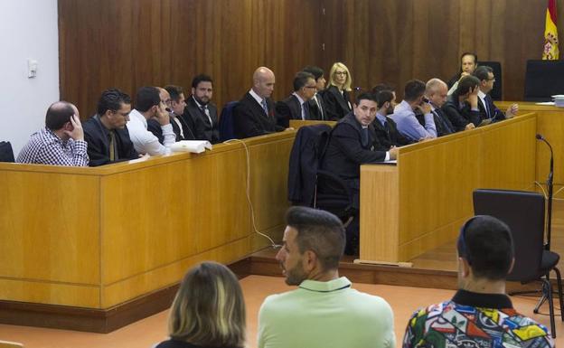 Interior de la sala de vistas. A la izquierda, los policías.