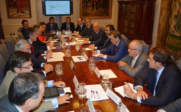 Imagen de la reunión mantenida con el ministro de Fomento en Madrid este viernes. 