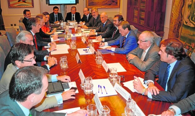 En el centro, a la izquierda, el ministro, junto al presidente de Adif y la delegación de empresarios y profesionales, ayer en Madrid.