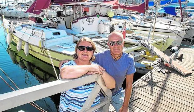 Los ingleses Gail Nit y Neil Hawkesford, en el Yatch Port del Muelle de Alfonso XII, con el catamarán 'Gleda' al fondo.