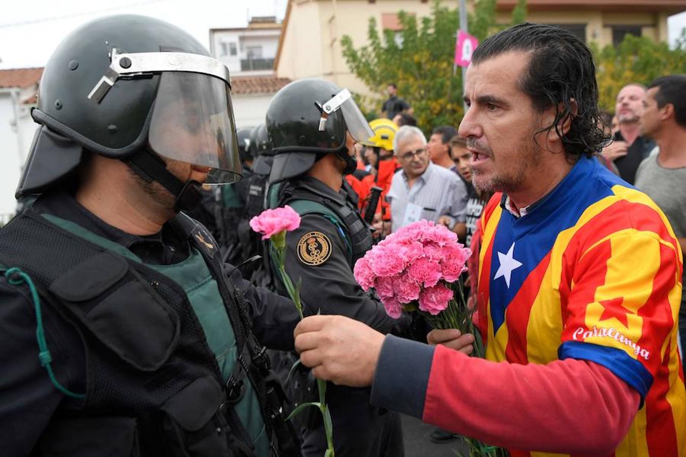 En varios puntos de Cataluña se han vivido momentos de tensión, entre manifestantes y agentes de policía, durante el referéndum soberanista