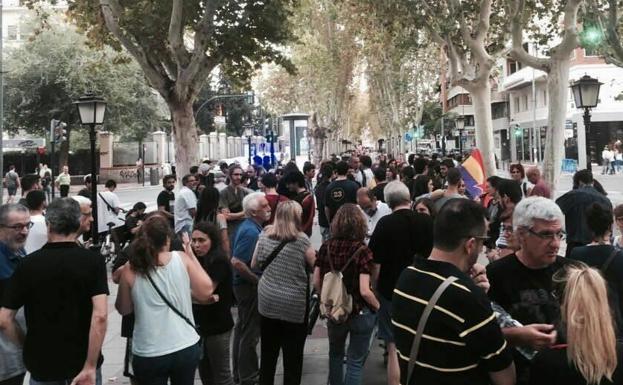 Decenas de personas se manifiestan en Murcia «en solidaridad con Cataluña»