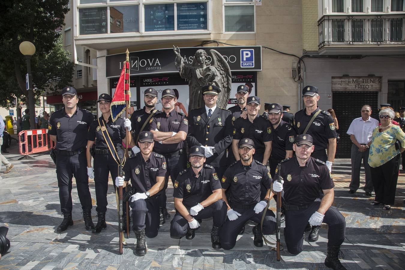 Los actos de la festividad policial fueron celebrados en la calle del Carmen, frente a la escultura de los Ángeles Custodios, de Juan José Quirós.