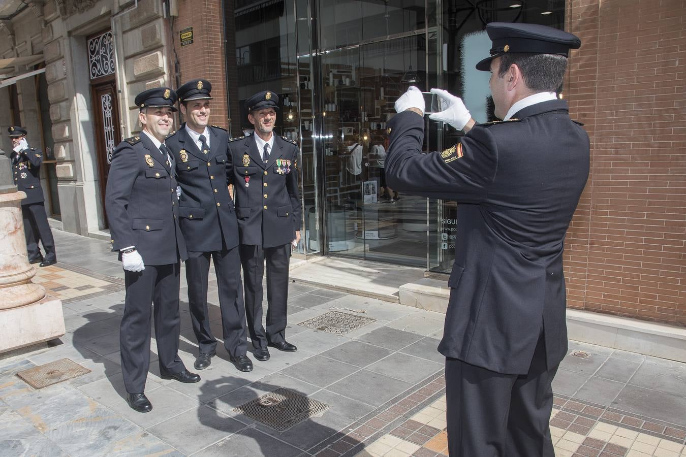 Los actos de la festividad policial fueron celebrados en la calle del Carmen, frente a la escultura de los Ángeles Custodios, de Juan José Quirós.