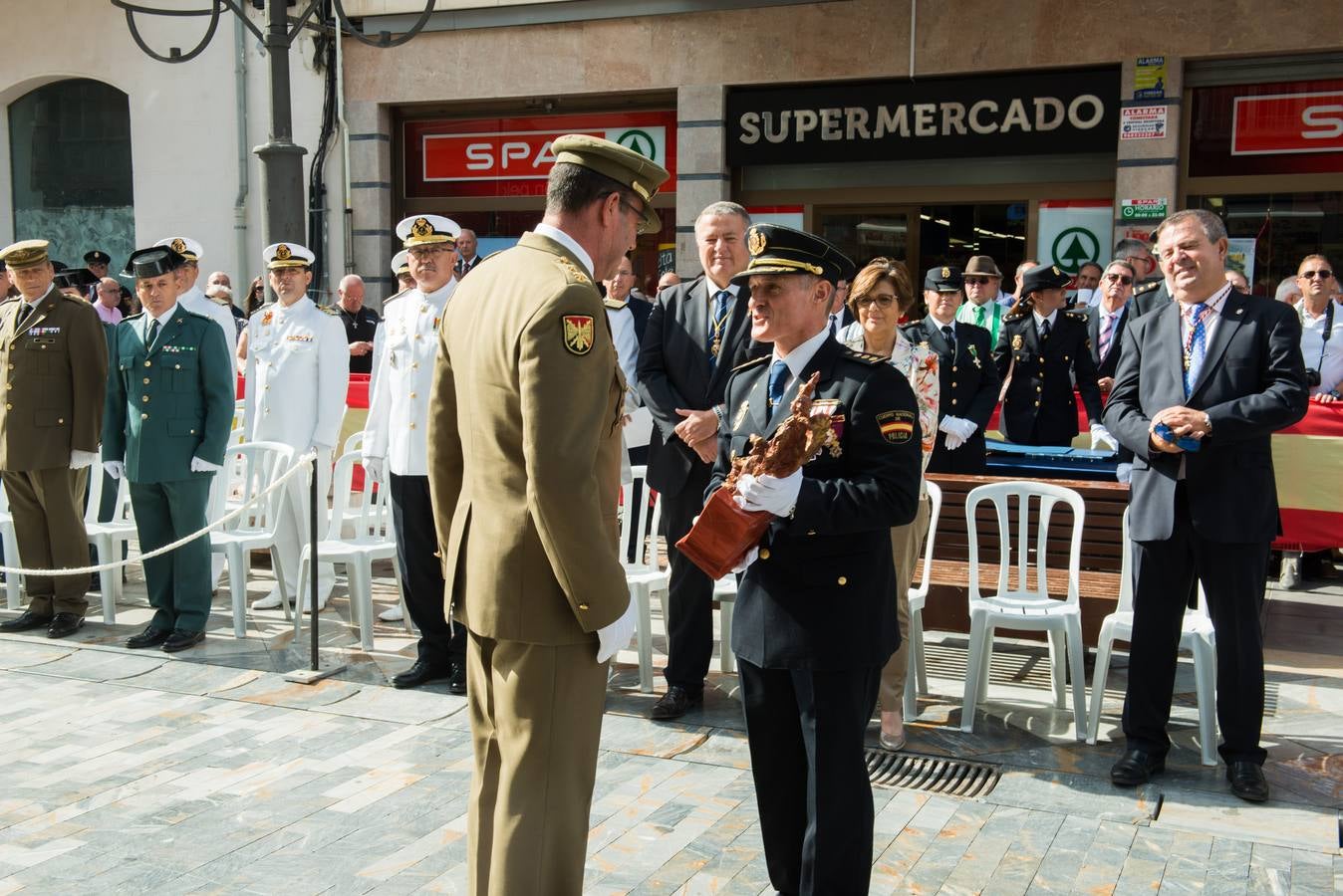 Los actos de la festividad policial fueron celebrados en la calle del Carmen, frente a la escultura de los Ángeles Custodios, de Juan José Quirós.