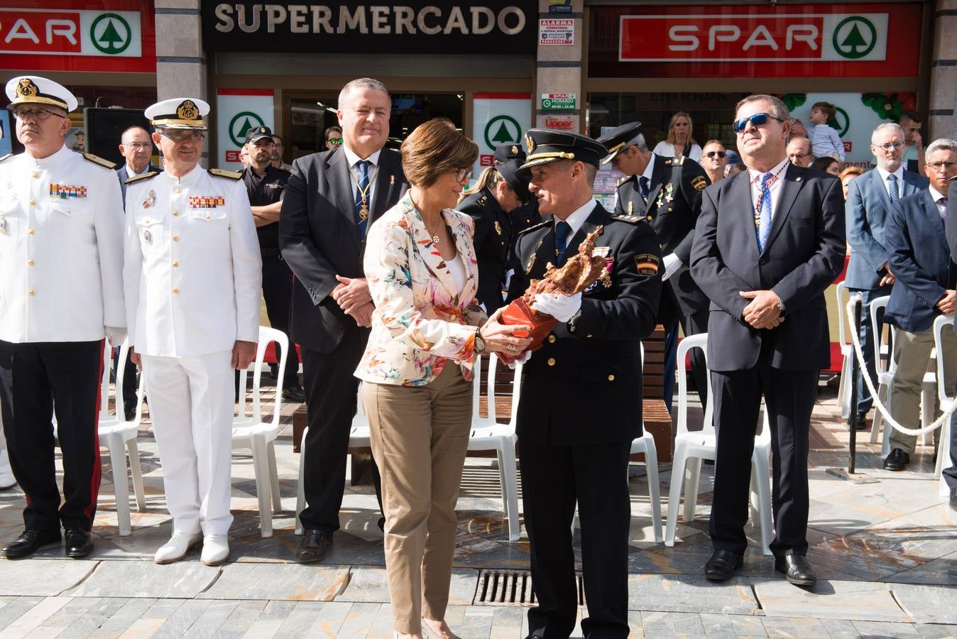 Los actos de la festividad policial fueron celebrados en la calle del Carmen, frente a la escultura de los Ángeles Custodios, de Juan José Quirós.