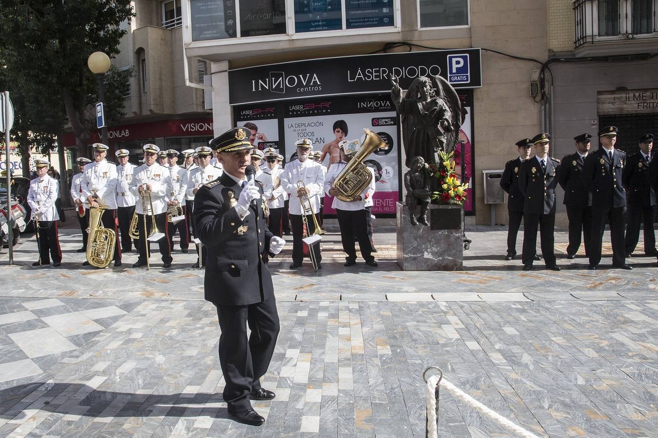 Los actos de la festividad policial fueron celebrados en la calle del Carmen, frente a la escultura de los Ángeles Custodios, de Juan José Quirós.