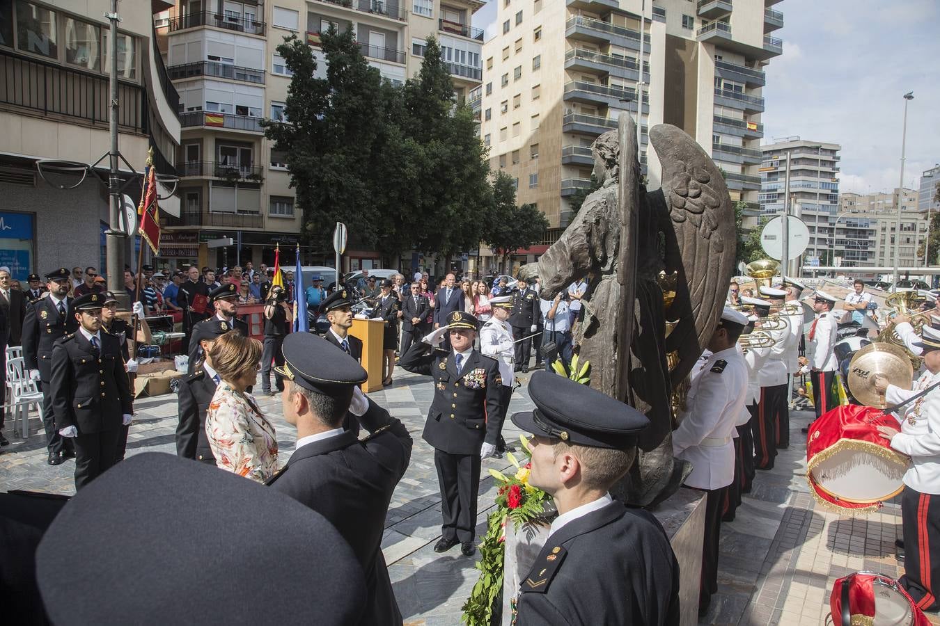 Los actos de la festividad policial fueron celebrados en la calle del Carmen, frente a la escultura de los Ángeles Custodios, de Juan José Quirós.