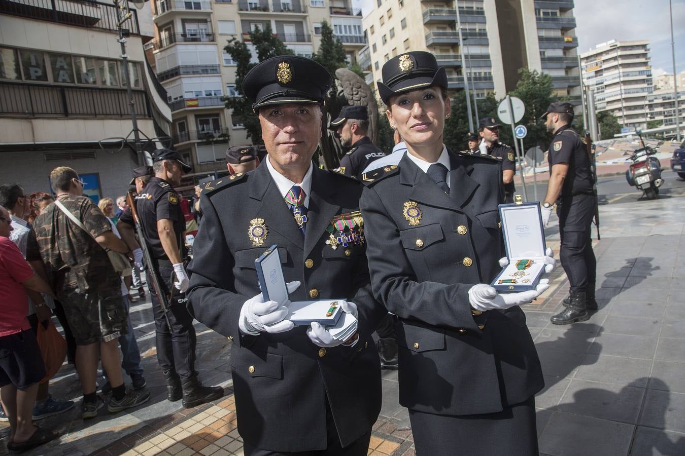 Los actos de la festividad policial fueron celebrados en la calle del Carmen, frente a la escultura de los Ángeles Custodios, de Juan José Quirós.