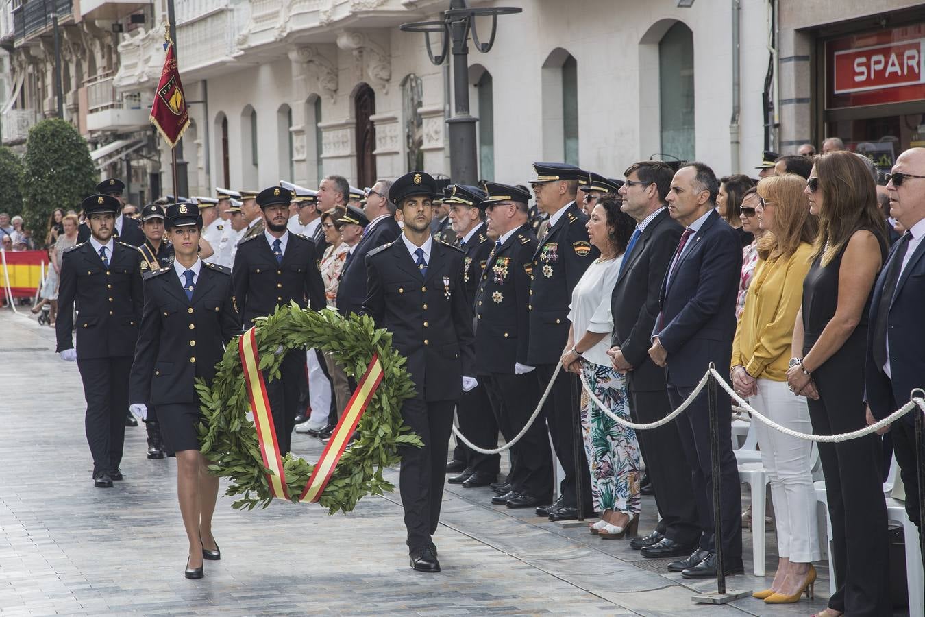 Los actos de la festividad policial fueron celebrados en la calle del Carmen, frente a la escultura de los Ángeles Custodios, de Juan José Quirós.