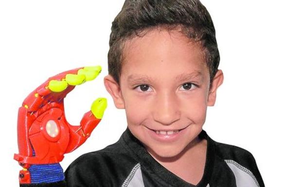 Mano de Iron Man construida con impresora 3D para un niño sin dedos de la mano, por un equipo del Parque Tecnológico de Badajoz.