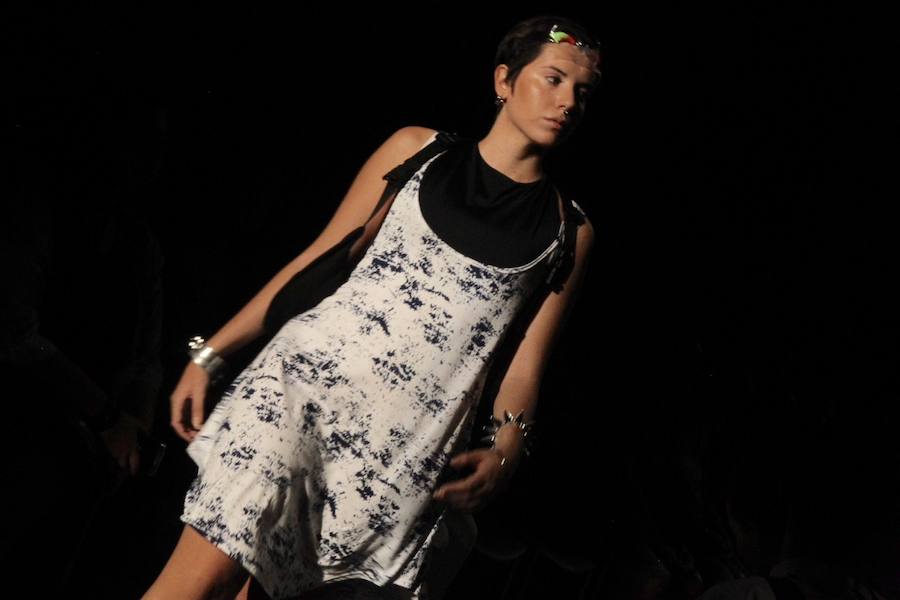 El Centro Párraga de Murcia acogió el pasado fin de semana la plataforma de moda Bloque 2017, en el que firmas como Las Culpas presentaron su nueva colección. Según sus diseñadores, esta línea «recapacita sobre el lenguaje de los uniformes, del grupo y la educación». «Habla sobre el poder que el 99% de la gente tiene en sus manos; habla de huir de la alineación y de la imposición del sistema capitalista y patriarcal que se te "brinda" al nacer»