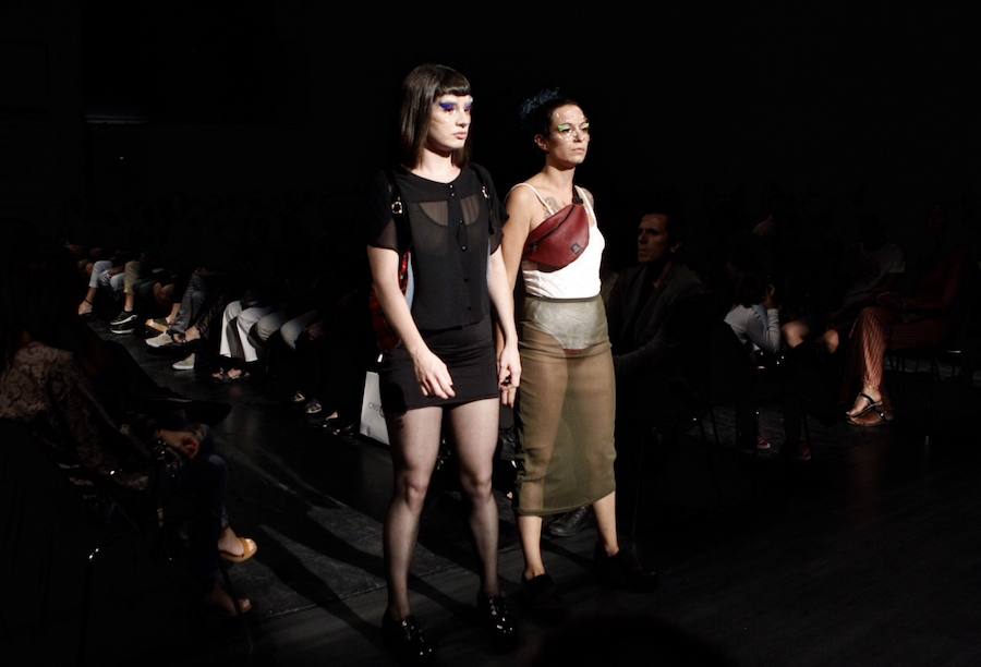 El Centro Párraga de Murcia acogió el pasado fin de semana la plataforma de moda Bloque 2017, en el que firmas como Las Culpas presentaron su nueva colección. Según sus diseñadores, esta línea «recapacita sobre el lenguaje de los uniformes, del grupo y la educación». «Habla sobre el poder que el 99% de la gente tiene en sus manos; habla de huir de la alineación y de la imposición del sistema capitalista y patriarcal que se te "brinda" al nacer»