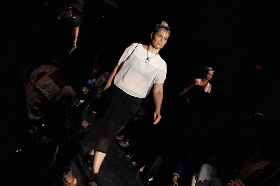 El Centro Párraga de Murcia acogió el pasado fin de semana la plataforma de moda Bloque 2017, en el que firmas como Las Culpas presentaron su nueva colección. Según sus diseñadores, esta línea «recapacita sobre el lenguaje de los uniformes, del grupo y la educación». «Habla sobre el poder que el 99% de la gente tiene en sus manos; habla de huir de la alineación y de la imposición del sistema capitalista y patriarcal que se te "brinda" al nacer»