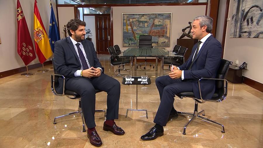 Fernando López Miras, presidente de la Comunidad, durante su entrevista con Antonio Peñarrubia, directo de Informativos en La7.