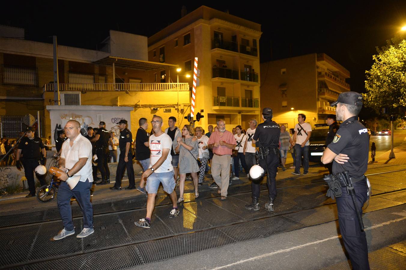 Los vecinos vuelven a salir a la calle este lunes por la noche para protestar por el soterramiento.