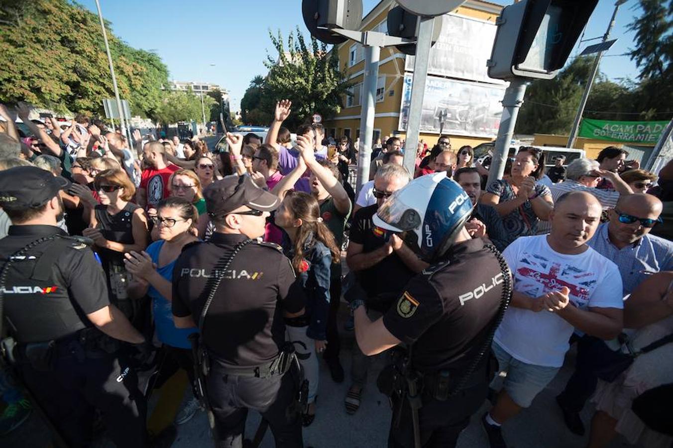 La reanudación de las obras ha encendido los ánimos de los vecinos que desde primera hora de esta mañana protestan en la vía provisional. Los momentos de mayor tensión se han producido esta mañana cuando la gente ha intentado quitar las vallas y los agentes lo han impedido formando una columna. 