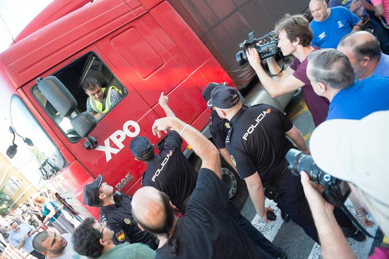 La reanudación de las obras ha encendido los ánimos de los vecinos que desde primera hora de esta mañana protestan en la vía provisional. Los momentos de mayor tensión se han producido esta mañana cuando la gente ha intentado quitar las vallas y los agentes lo han impedido formando una columna. 