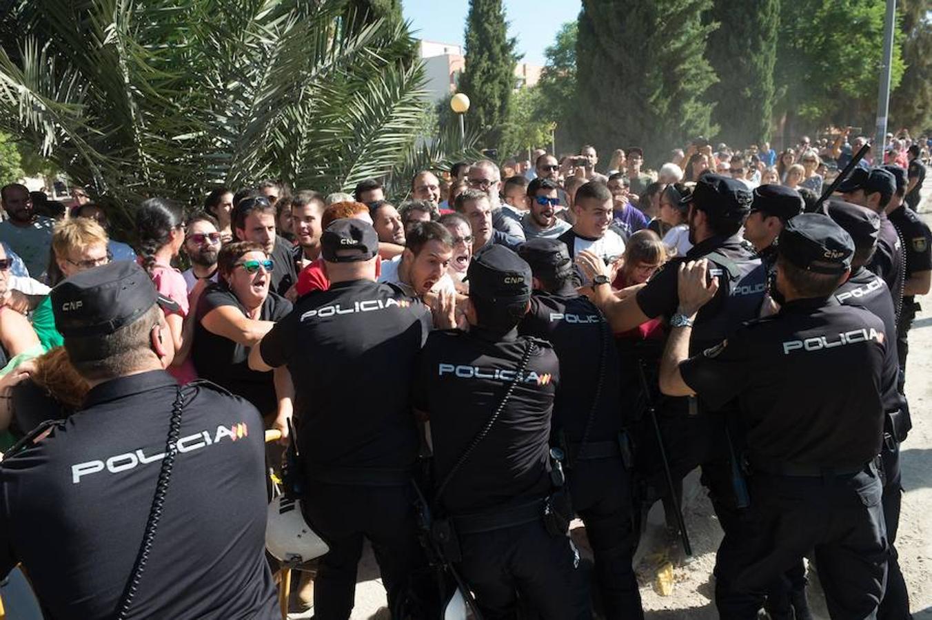 La reanudación de las obras ha encendido los ánimos de los vecinos que desde primera hora de esta mañana protestan en la vía provisional. Los momentos de mayor tensión se han producido esta mañana cuando la gente ha intentado quitar las vallas y los agentes lo han impedido formando una columna. 