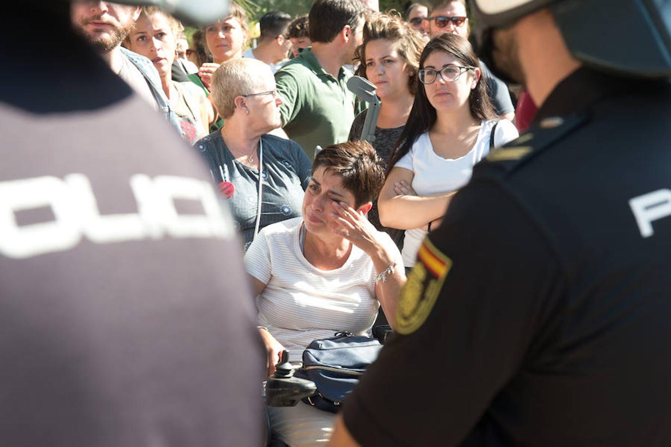 La reanudación de las obras ha encendido los ánimos de los vecinos que desde primera hora de esta mañana protestan en la vía provisional. Los momentos de mayor tensión se han producido esta mañana cuando la gente ha intentado quitar las vallas y los agentes lo han impedido formando una columna. 