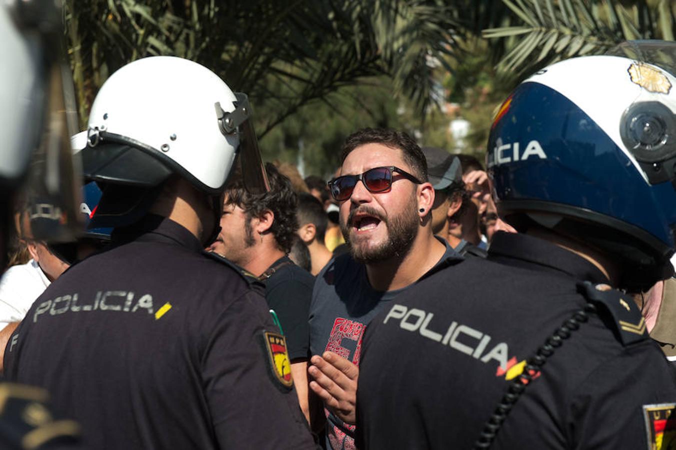 La reanudación de las obras ha encendido los ánimos de los vecinos que desde primera hora de esta mañana protestan en la vía provisional. Los momentos de mayor tensión se han producido esta mañana cuando la gente ha intentado quitar las vallas y los agentes lo han impedido formando una columna. 