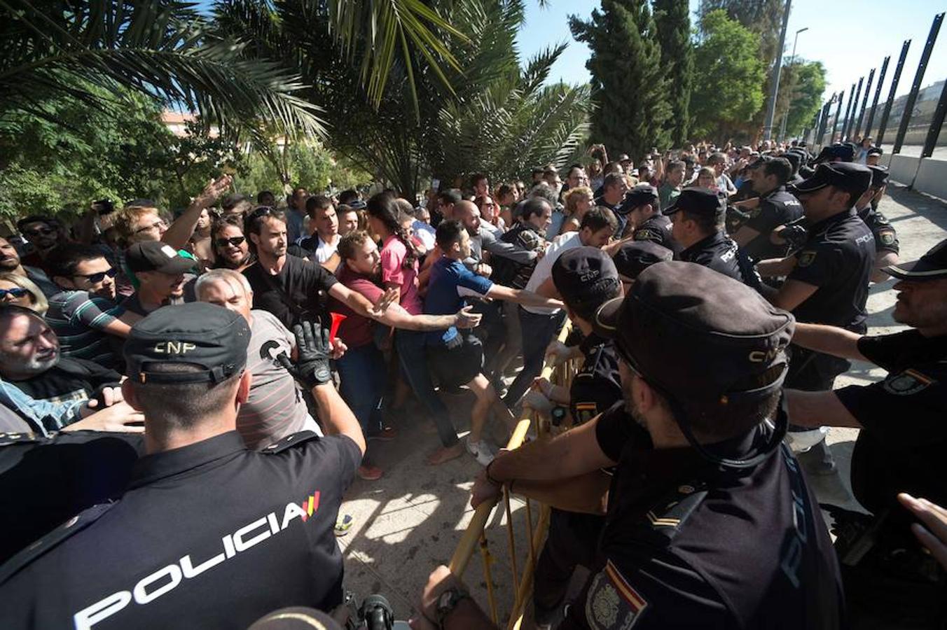 La reanudación de las obras ha encendido los ánimos de los vecinos que desde primera hora de esta mañana protestan en la vía provisional. Los momentos de mayor tensión se han producido esta mañana cuando la gente ha intentado quitar las vallas y los agentes lo han impedido formando una columna. 