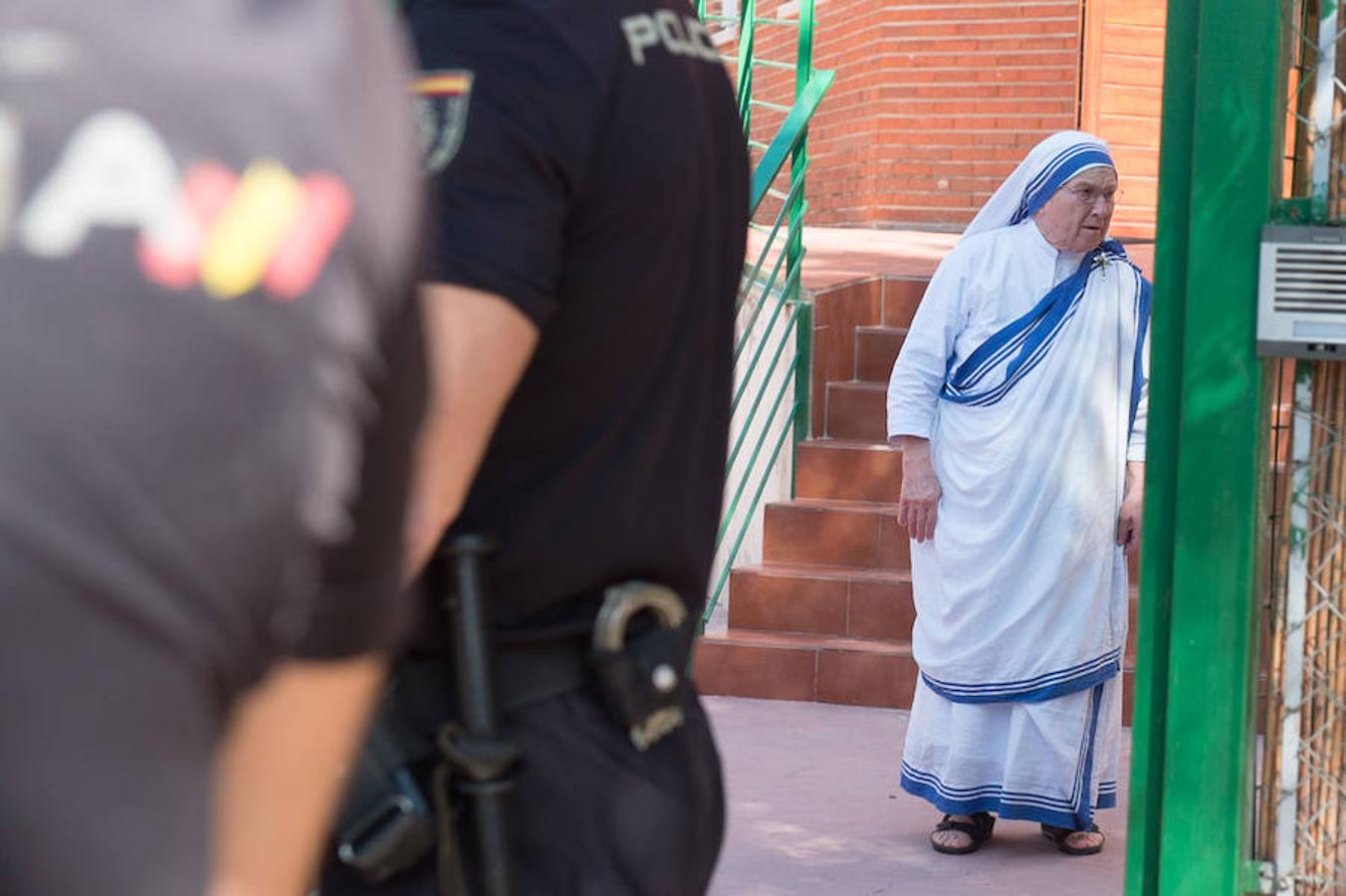 La reanudación de las obras ha encendido los ánimos de los vecinos que desde primera hora de esta mañana protestan en la vía provisional. Los momentos de mayor tensión se han producido esta mañana cuando la gente ha intentado quitar las vallas y los agentes lo han impedido formando una columna. 