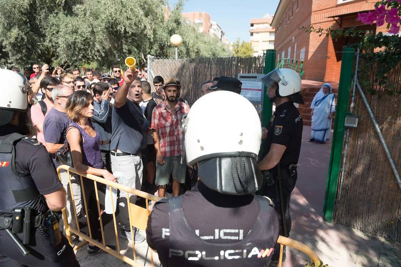 La reanudación de las obras ha encendido los ánimos de los vecinos que desde primera hora de esta mañana protestan en la vía provisional. Los momentos de mayor tensión se han producido esta mañana cuando la gente ha intentado quitar las vallas y los agentes lo han impedido formando una columna. 